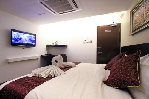 Postel nebo postele na pokoji v ubytování J Suites Hotel