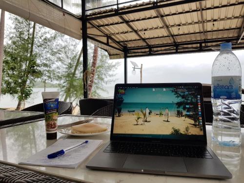 TV a/nebo společenská místnost v ubytování Naroth Beach Bungalow