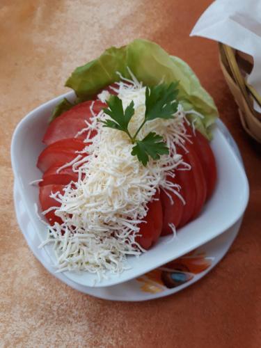 un piatto di cibo con riso, pomodori e lattuga di Riviera Valceana a Râmnicu Vâlcea