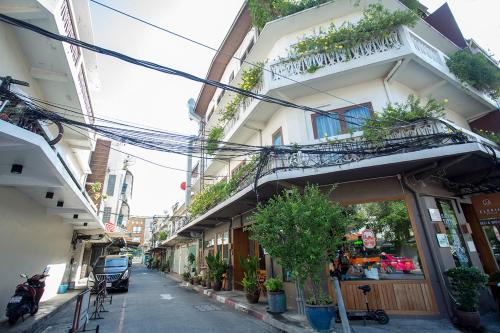 een gebouw met planten aan de zijkant bij GHEE GELATO HOUSE in Bangkok