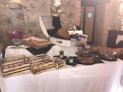 een tafel met een witte tafeldoek met voedsel erop bij Agriturismo L'impero Romano in Gerace