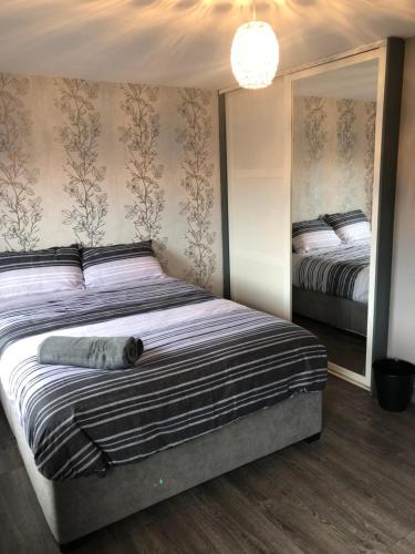 Llit o llits en una habitació de 2 bedroom house Belfast city