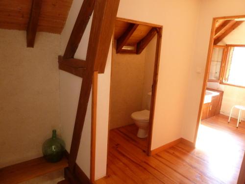 łazienka z toaletą i schody w pokoju w obiekcie gite le Clot w mieście Seix