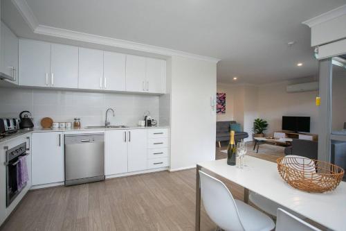 A kitchen or kitchenette at Coastal Vibes Private 2 Bed Bliss