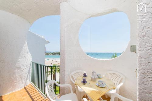comedor con mesa y vistas a la playa en Apartamentos Carabela CITADINI 39, en Alcudia