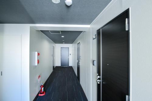 a hallway with a corridor with a door and a corridorngthngthngthngthngth at momo premium 401 in Sapporo
