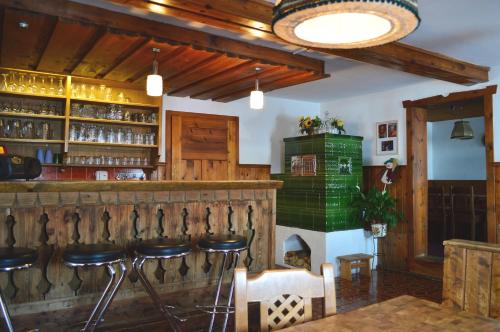 bar w restauracji z stołkami barowymi w obiekcie Pension Leitenhof w mieście Niederau