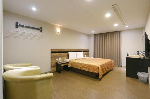 Llit o llits en una habitació de 鼎立安商務旅館 Dinglian Hotel