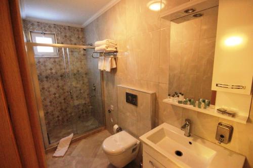 Bilik mandi di Şeker Apartments