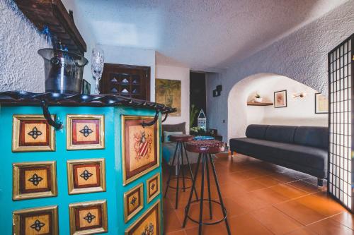 een woonkamer met een kamer met een bank en een bed bij Jamm - Apartment with hot tub and terraces in Massa Lubrense