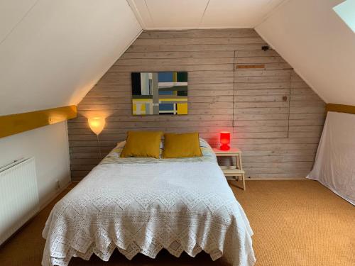 A bed or beds in a room at Boerderij met atelier