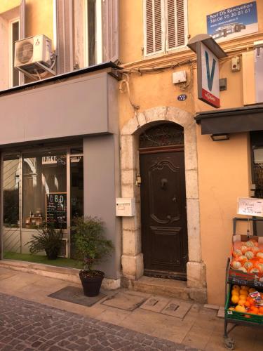 a building with a black door on a street at Logis centre historique 4 personnes - Soleil Levant La Ciotat in La Ciotat