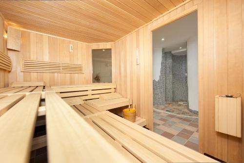 una sauna con bancos de madera en una habitación en S`Hoamatl, en Obergurgl