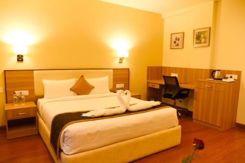 Ein Bett oder Betten in einem Zimmer der Unterkunft Hotel RK Gardenia