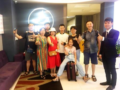 Гости HA NOI HOTEL near Tan Son Nhat Airport --- FREE Airport Pick-Up and Drop-Off Available 24 Hours a Day