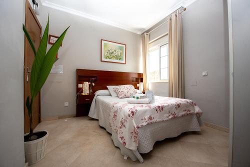 Ένα ή περισσότερα κρεβάτια σε δωμάτιο στο Hostal La Muralla