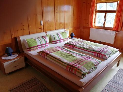 een slaapkamer met 2 bedden en een raam bij Haus Silke in Silbertal