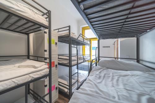grupa łóżek piętrowych w pokoju wieloosobowym w obiekcie Hostel Orange w Pradze