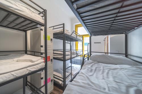 Tempat tidur susun dalam kamar di Hostel Orange