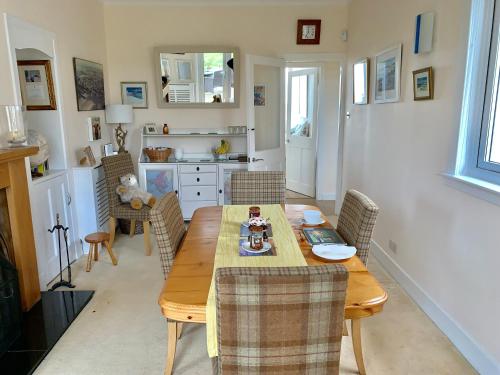 eine Küche und ein Esszimmer mit einem Holztisch und Stühlen in der Unterkunft No12 Bed and Breakfast, St Andrews in St Andrews
