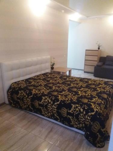 1 dormitorio con cama y sofá en Современная квартира у метро Студенческая Дафи Караван Барабашово, en Járkov