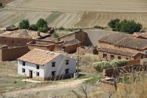 - une vue aérienne sur un village avec une maison blanche dans l'établissement Tierras de Aguilera, à Aguilera