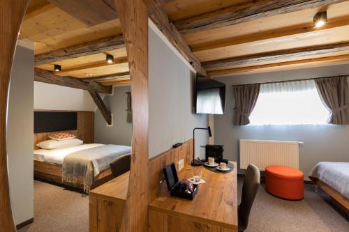 Postel nebo postele na pokoji v ubytování Aston‘s Hotel