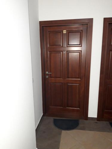 una porta di legno nell'angolo di una stanza di MD Apartman a Zlatibor