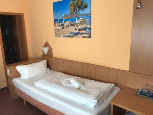 Tempat tidur dalam kamar di Poseidon Hotel
