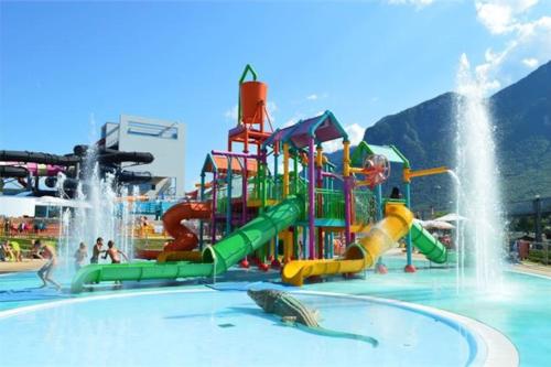 einen Pool mit einem Wasserpark mit einer Wasserrutsche in der Unterkunft Game Place (entre lac et montagne) in Thonon-les-Bains