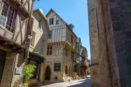 an alley in the old town at Appartements de caractère centre in Vannes