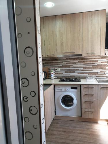 eine Küche mit einer Waschmaschine in der Unterkunft Comfort in Tbilisi City