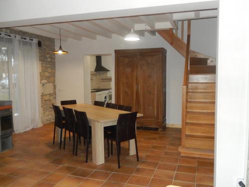 une salle à manger avec une table et des chaises en bois dans l'établissement gite hirond'ailes d'ange, 15min Zoo Parc de Beauval et de Cheverny, à Couddes
