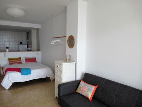 Posteľ alebo postele v izbe v ubytovaní Vivelorural Canteras 208 beach front with wifi