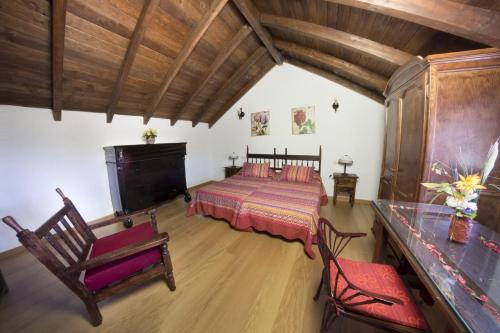 ein Schlafzimmer mit einem Bett in einem Zimmer mit Holzdecken in der Unterkunft Casa rural en Hoya de Tunte 3 in San Bartolomé de Tirajana