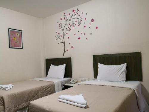 Postel nebo postele na pokoji v ubytování Baan Suksiri Hotel