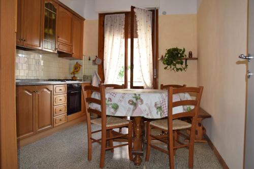 cocina con mesa, sillas y ventana en camera trebbio, en San Piero a Sieve