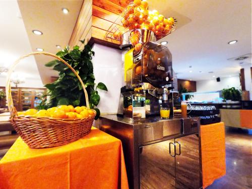a counter with a basket of oranges on a table at Hotel Apartamentos Bajondillo in Torremolinos