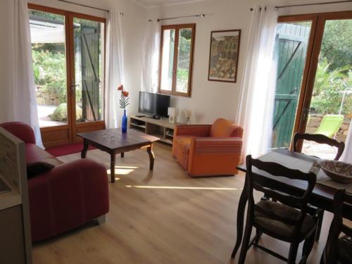 een woonkamer met een bank en een tafel bij Residence de la Rasclose in Sorède