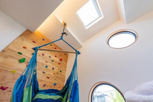 a room with a climbing wall in a house at Tomareru Himitsukichi L-Base in Matsumoto