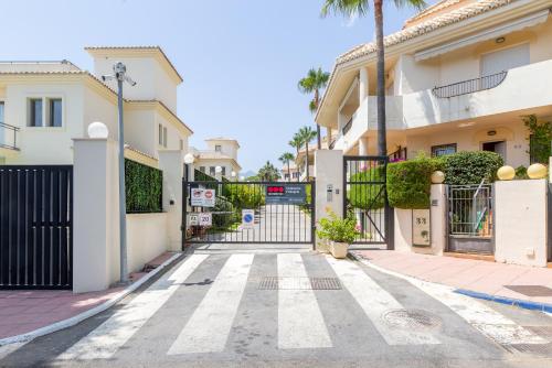 STYLISH TOWNHOUSE IN BEACHFRONT COMPLEX photo 24
