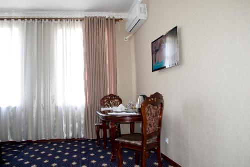 TV a/nebo společenská místnost v ubytování Bokhtariyon Hotel