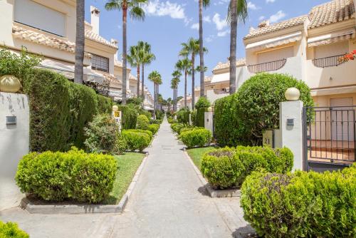 STYLISH TOWNHOUSE IN BEACHFRONT COMPLEX photo 12