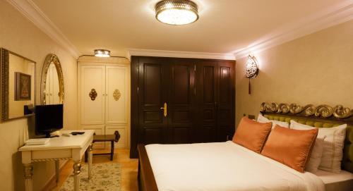 İstanbul Bosphorus Hotel Symbolaにあるテレビまたはエンターテインメントセンター