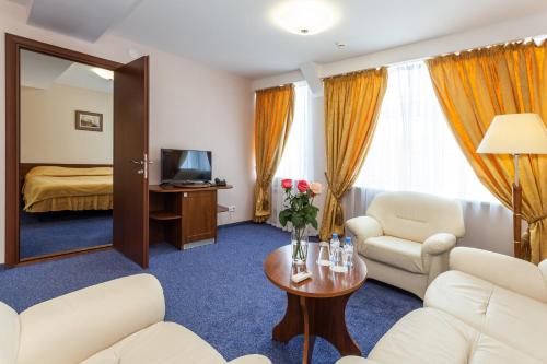 Ein Sitzbereich in der Unterkunft Marmara Hotel