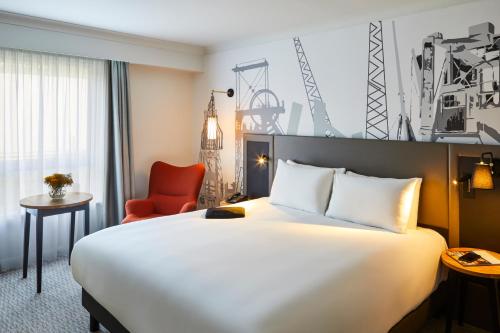 Katil atau katil-katil dalam bilik di Mercure Cardiff North Hotel