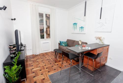 een woonkamer met een tafel en een bank bij Charmant 2 pieces frontiere Monaco in Beausoleil