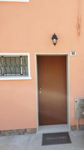 a building with a brown door and a window at I TREPPONTI in Comacchio