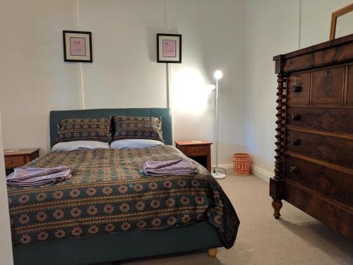 
A bed or beds in a room at Walnut Cottage - 2 bedroom pet friendly country cottage

