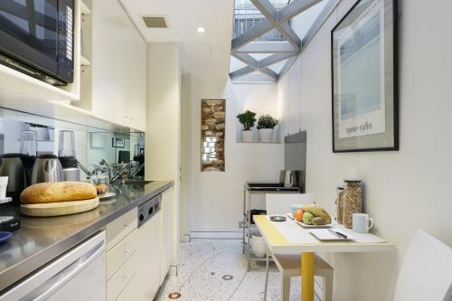 Virtuvė arba virtuvėlė apgyvendinimo įstaigoje Luxe Executive Suite with breakfast and snacks in Paddington near Rushcutters Bay, Darlinghurst, St Vincents